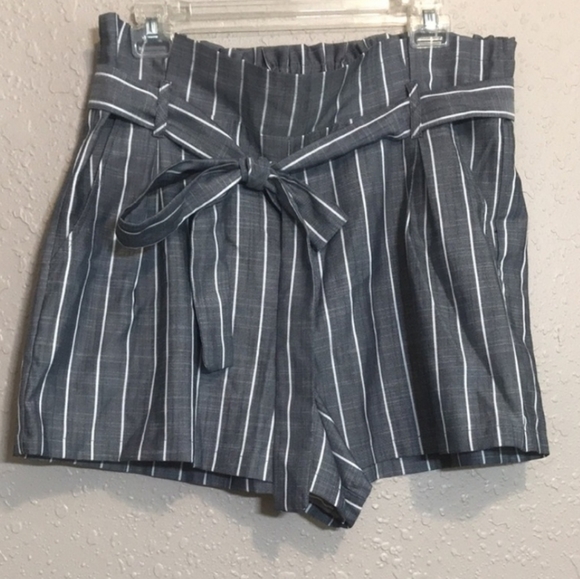 Forever 21 Plus Size Paper Bag Pin-stripe Shorts - Picture 2 of 4